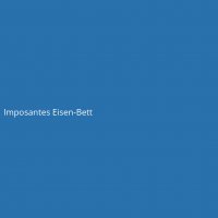 Imposantes Eisen-Bett